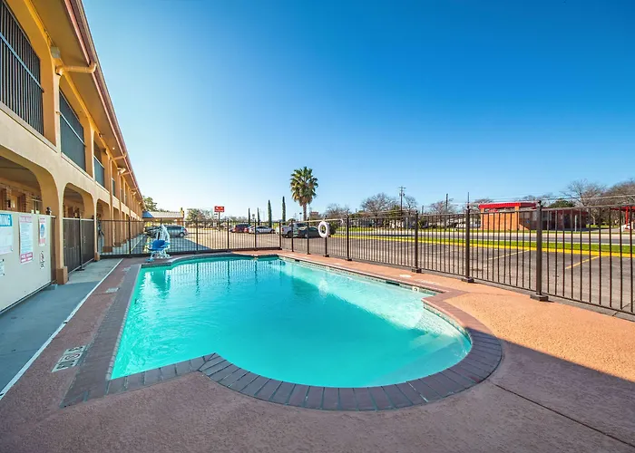 Econo Lodge San Marcos University Area