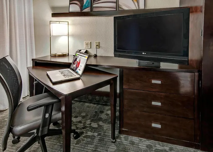 Courtyard By Marriott Midland Hotel