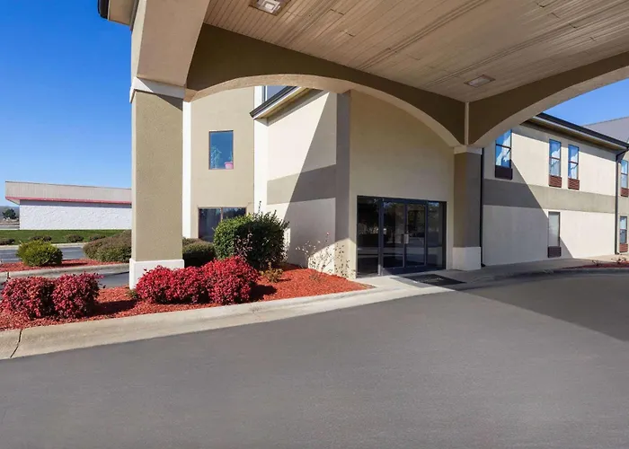 Baymont By Wyndham Creedmoor Hotel