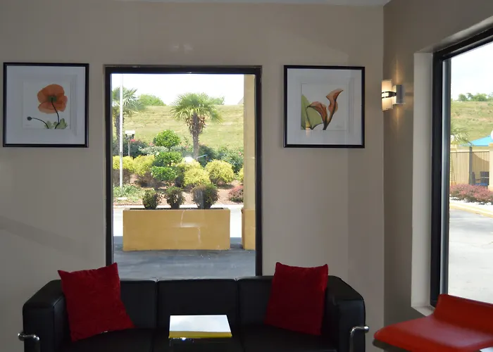 Super 8 By Wyndham Stockbridge Hotel