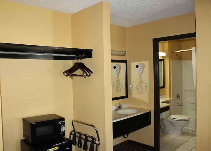 Super 8 By Wyndham Warrenton Hotel