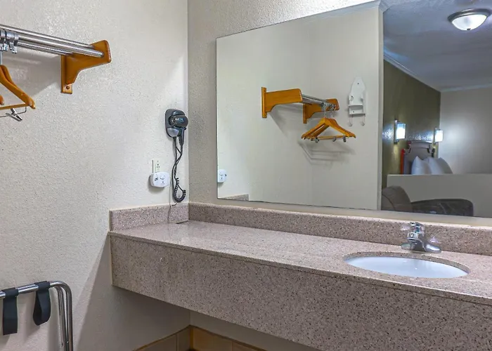 Rodeway Inn & Suites Fort Jackson Columbia