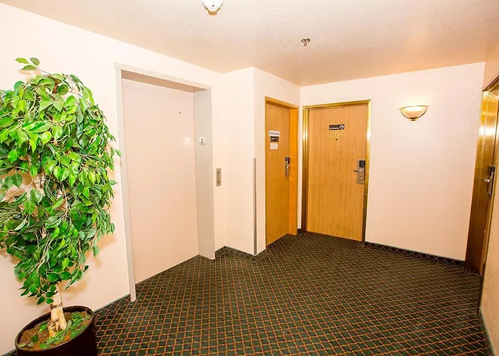 Village Inn & Suites Marysville