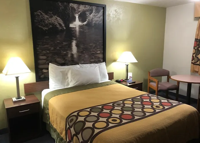 Super 8 By Wyndham Salem Hotel